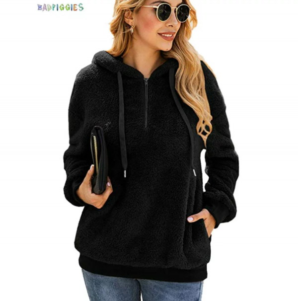 Hoodie oversize dengan aksen ritsleting di samping